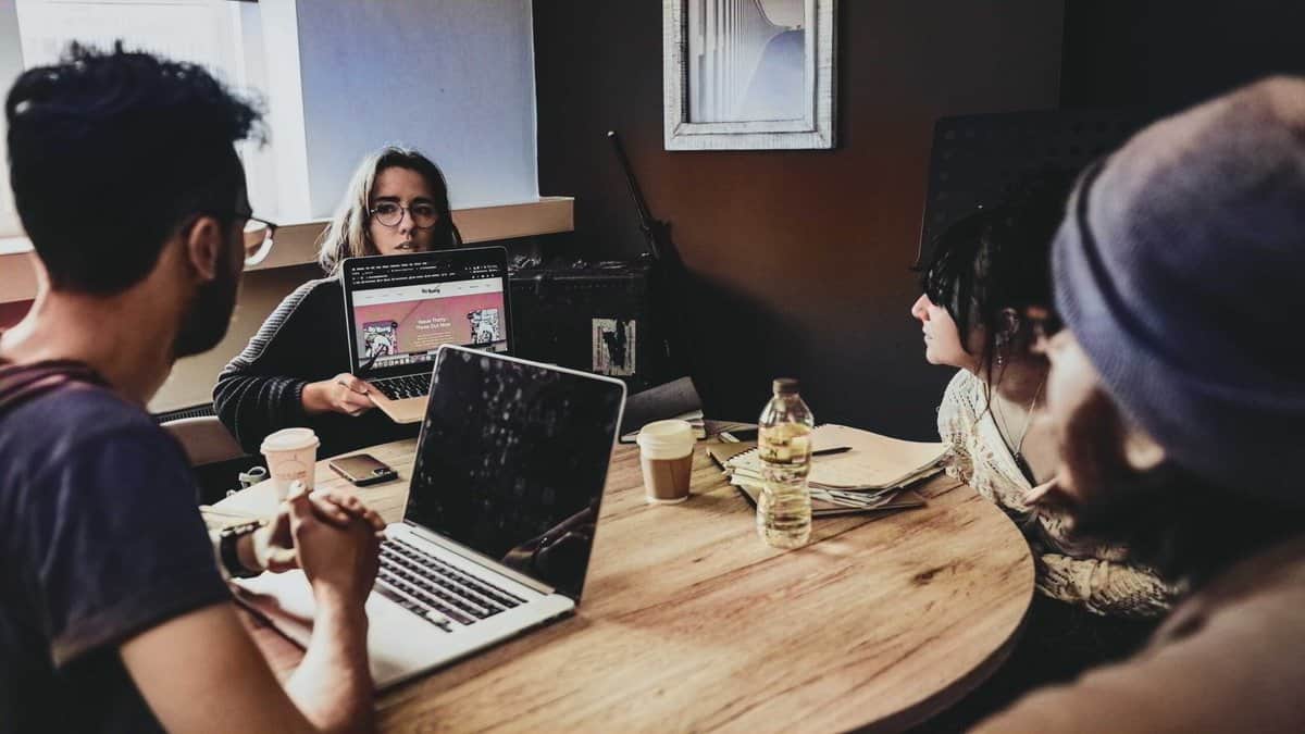 Independent artists and music professionals networking and reviewing who to send their media kits to.